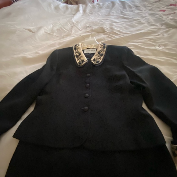 Albert Nipon suite Size 12 petite with embroidered collar and cuffs - Picture 4 of 10